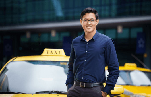 Chauffeur de taxi thailandais souriant avec pourboire Service professionnel et gratification en Thailande