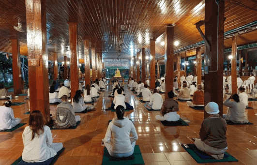 Seance de meditation en Thailande avec des etrangers et des Thailandais