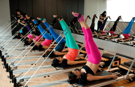 decouverte yoga en Thailande groupe de femme dans une salle de yoga