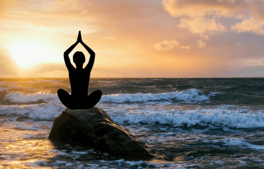 decouverte yoga en Thailande femme en position de yoga sur une plage