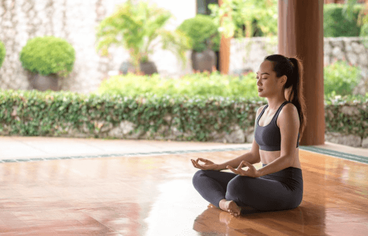 Thailandaise pratiquant la meditation et le yoga en Thailande