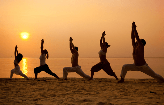 Cours de yoga en Thailande sur la plage en famille