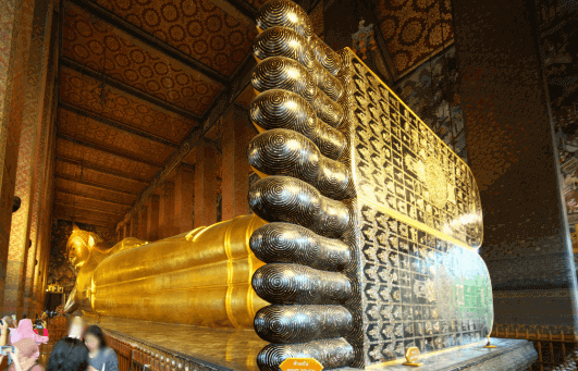 statue du bouddha couche au temple wat pho a bangkok en thailande