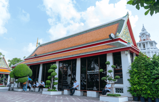 Ecole de massage de renommee, au temple du bouddha couchee Wat Pho a Bangkok