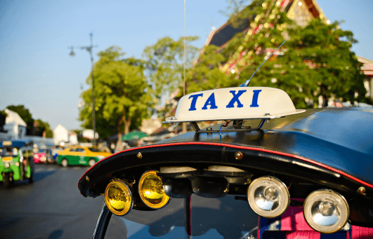Insigne taxi sur tuk tuk en Thailande symbole de transport local avec chauffeur