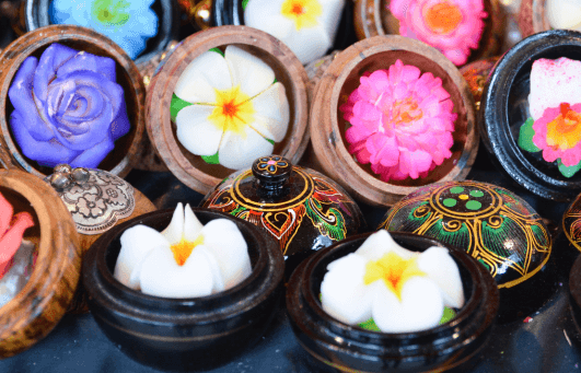 Sculpture de savon thailandais en forme de fleur dans un pot decoratif elegant