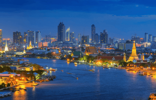 Vue nocturne de Bangkok depuis le fleuve chao phraya lors d'un sejour a Bangkok