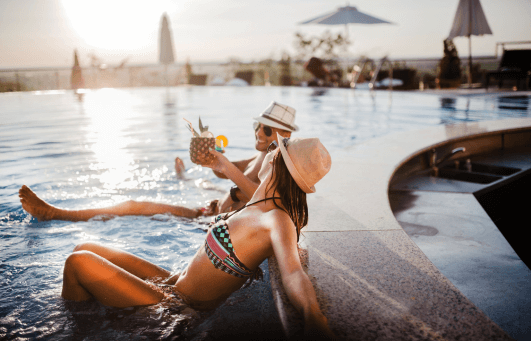 couple de touriste lors d un sejour a bangkok au bord de la piscine d un hotel