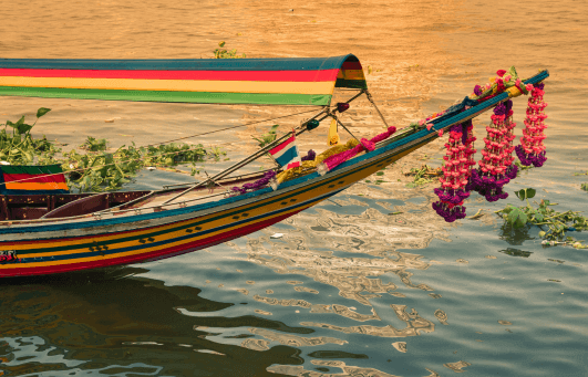 bateau traditionnel sur le fleuve chao phraya pour un sejour a bangkok