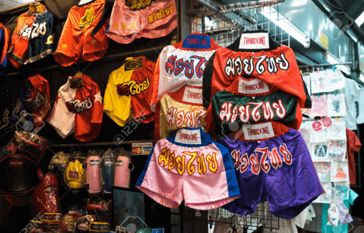 Shorts de Muay Thai colores dans une boutique specialisee à portes comme les combattants de boxe thaïlandaise