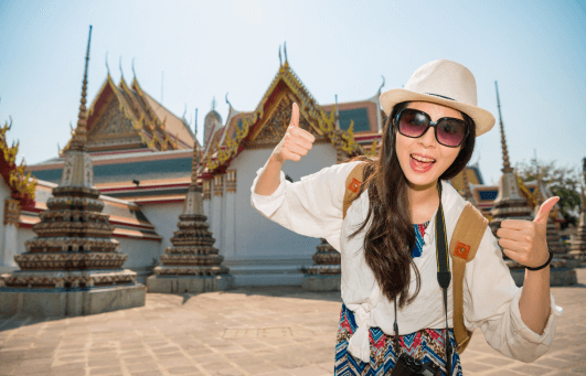 Touriste reconnaissante en Thailande devant les temples Reconnaissance et culture thailandaise