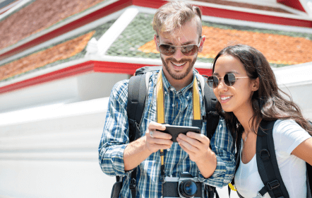 Un couple de touriste en vacance en Thaïlande consulte leur guide sur smartphone