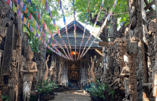 Boutique traditionnelle entouree de statues de Bouddha artisanaux en Thailande