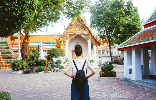 Touriste explorant le temple du bouddha couche au Wat Pho a Bangkok, Thailande
