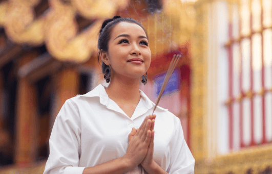 Femme thailandaise pratiquant des gestes traditionnels bouddha couche Wat Pho Bangkok